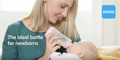 Kvinna flaskmatar baby