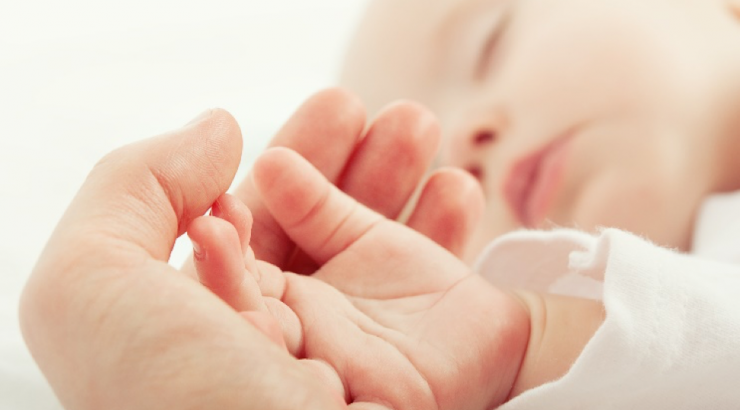 Håller babys hand