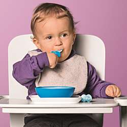 Baby eats puréed food using the MAM Dipper Set