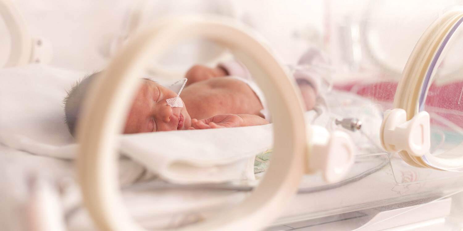 Frühgeborenes Baby in einem Inkubator im Krankenhaus