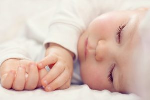 Baby sover närbild