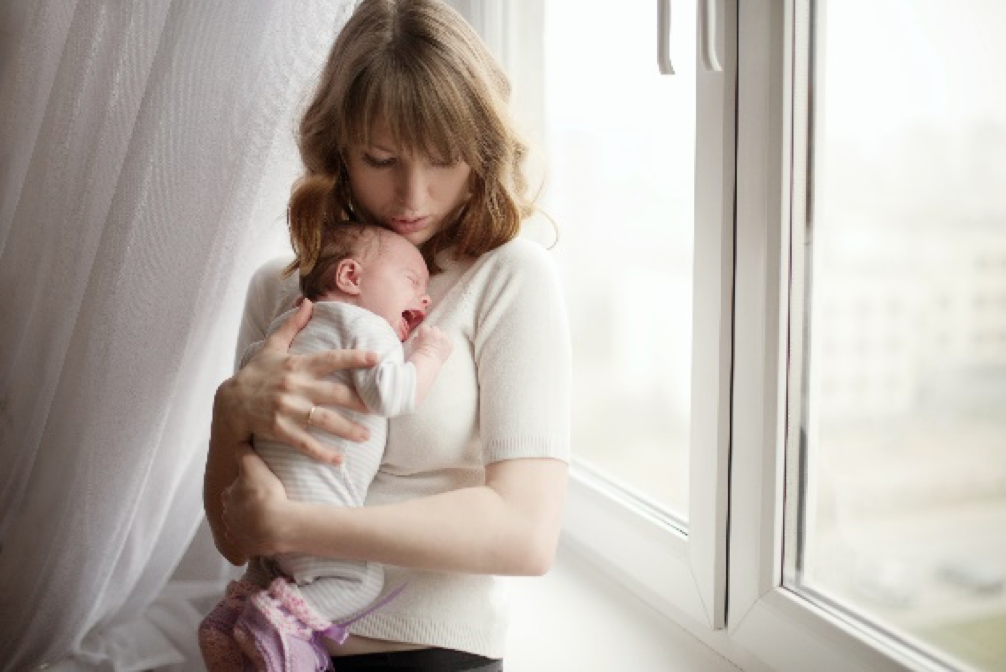 Mamma håller i gråtande barn