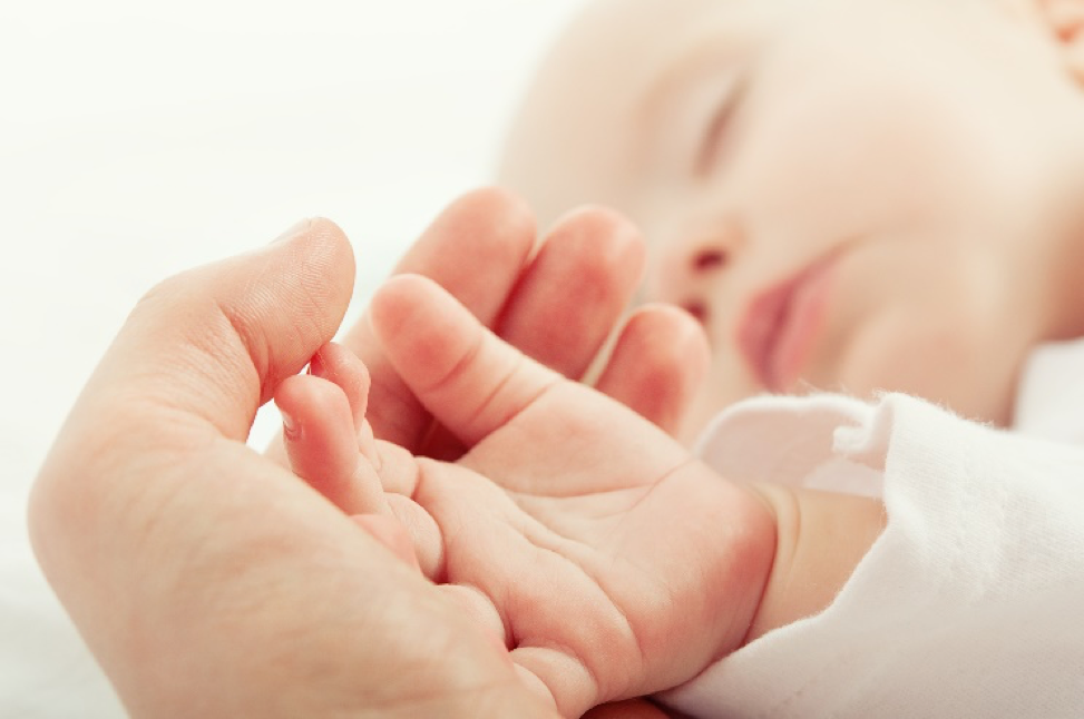 Håller babys hand