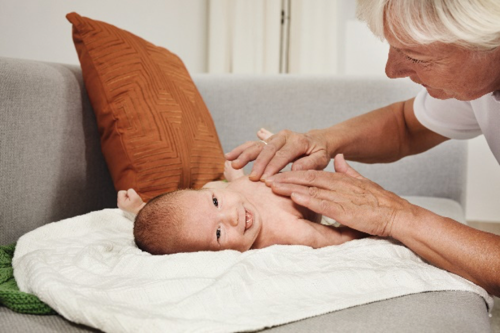 Baby undersöks av barnmorska