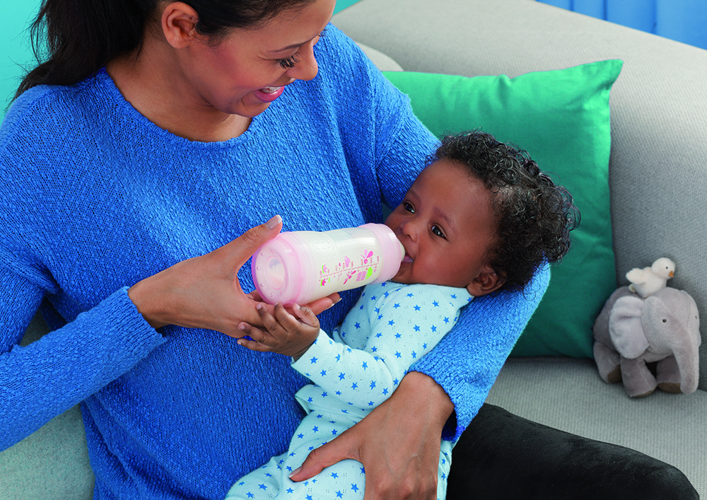 Baby dricker ur anti-colic nappflaska